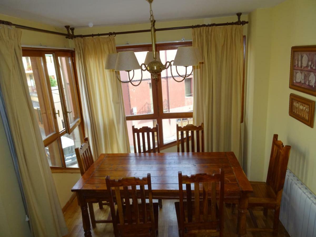 Piso Grande En El Centro De Jaca Con Wifi Y Garaje Daire Dış mekan fotoğraf